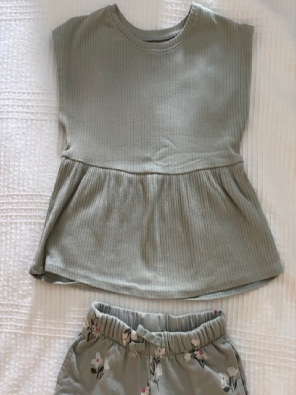 Carter's Girls Light Green Two-Piece Set Size 5T